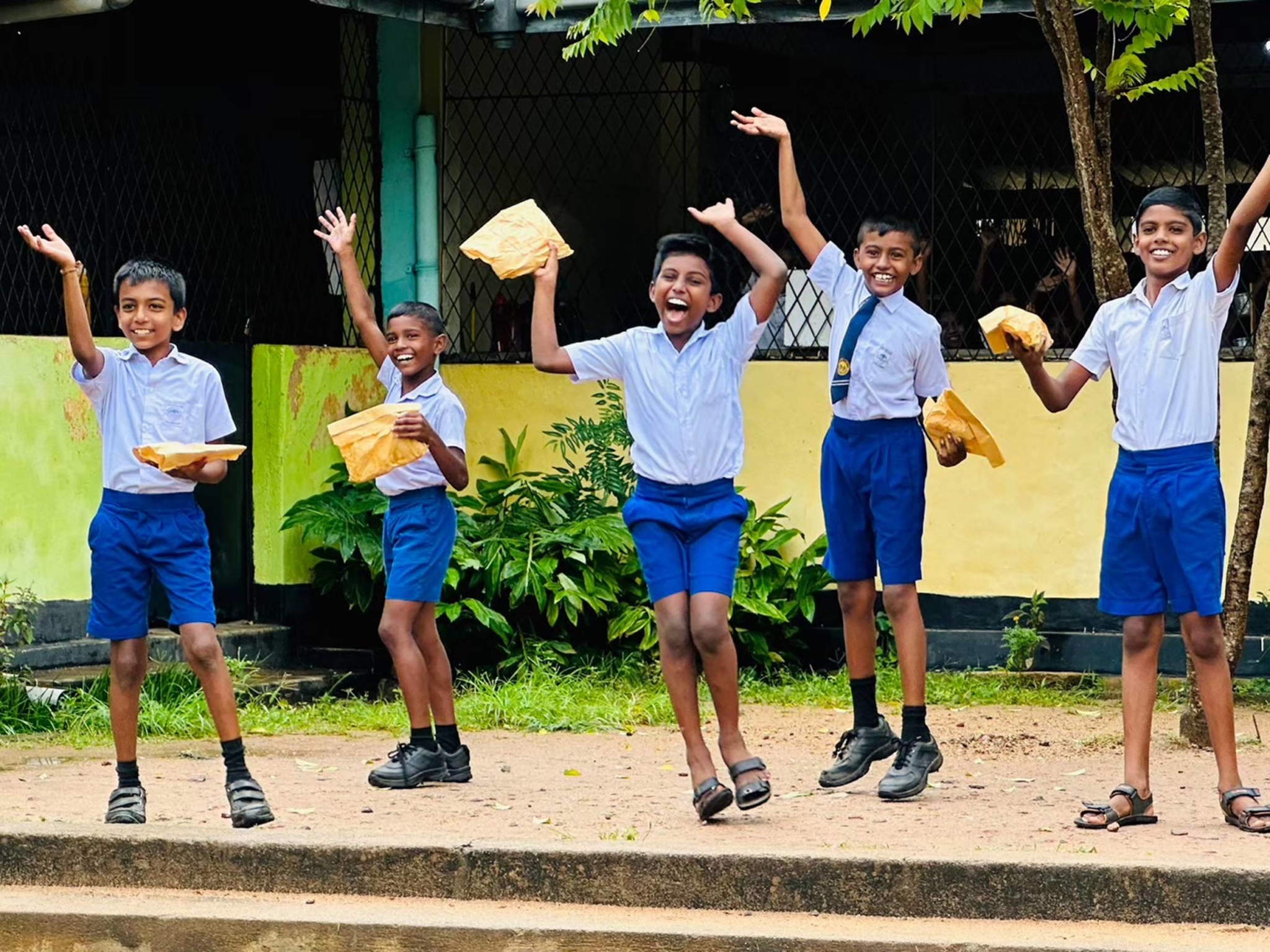 月300円の応援でスリランカの子どもたち毎月4,500個のハッピーカレーパンをプレゼントしよう♪スリランカの日常を絶景にするハッピー応援団大募集！！！